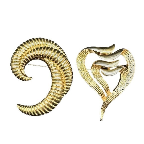 Monet Jewelry - Vintage Set Gold-tone Monet Ribbed Crescent Modernist Heart Large Brooch Pins